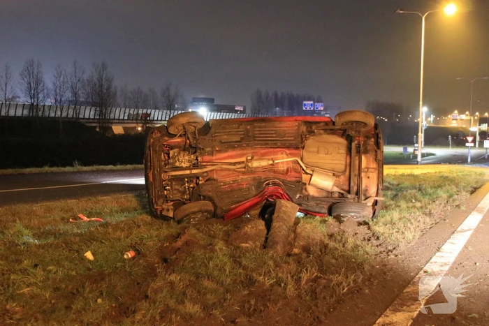 Auto op zijn kant, bestuurder gewond