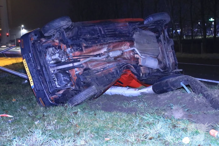 Auto op zijn kant, bestuurder gewond