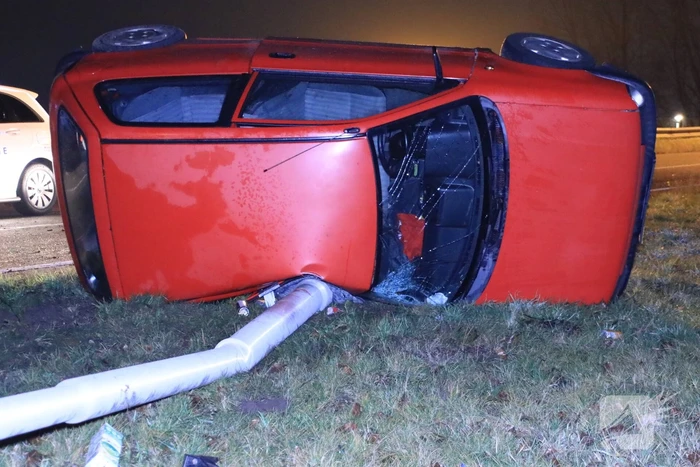 Auto op zijn kant, bestuurder gewond
