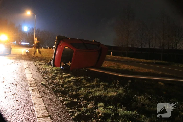 Auto op zijn kant, bestuurder gewond