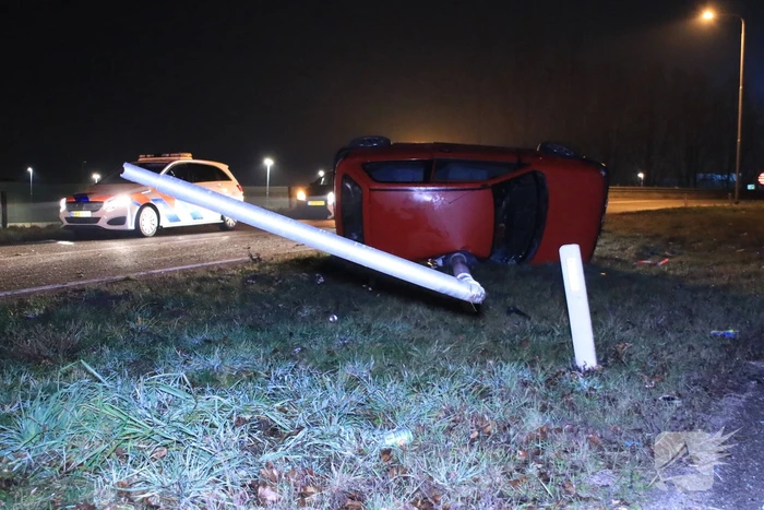 Auto op zijn kant, bestuurder gewond