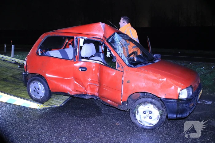 Auto op zijn kant, bestuurder gewond