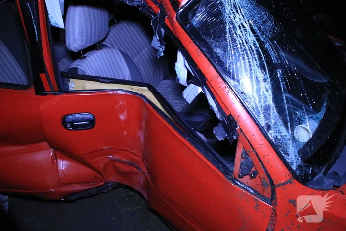 Auto op zijn kant, bestuurder gewond