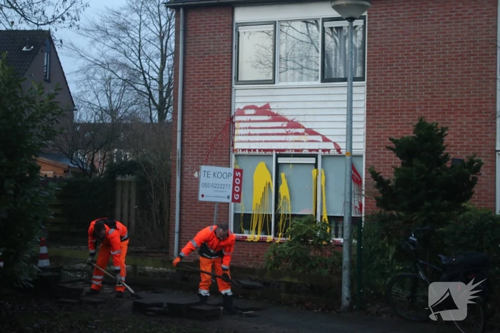 Huis besmeurd met rood en gele verf