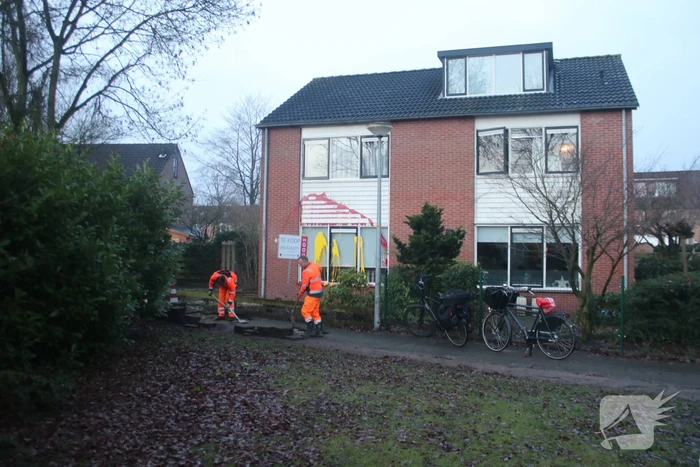 Huis besmeurd met rood en gele verf