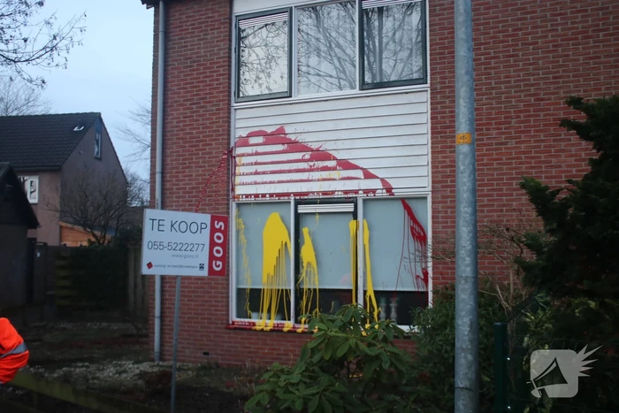 Huis besmeurd met rood en gele verf