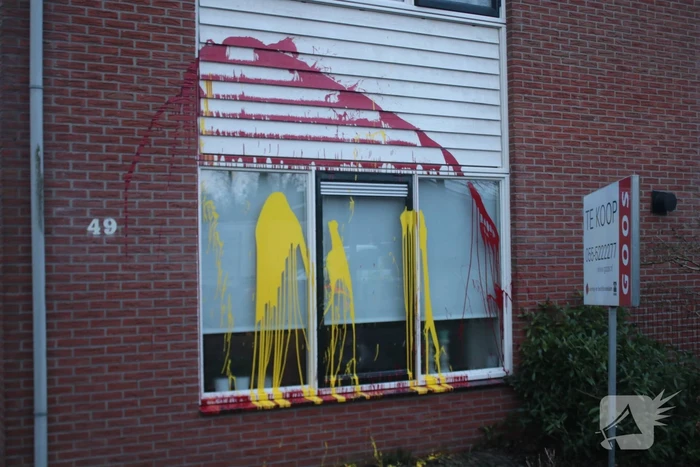 Huis besmeurd met rood en gele verf