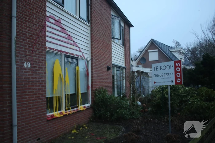 Huis besmeurd met rood en gele verf