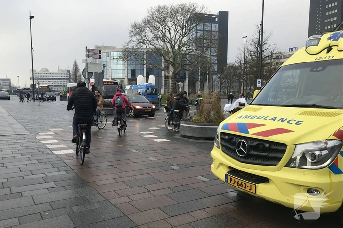 Vrouw gewond na aanrijding met auto