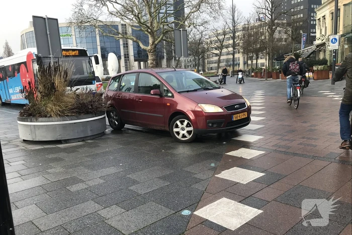 Vrouw gewond na aanrijding met auto