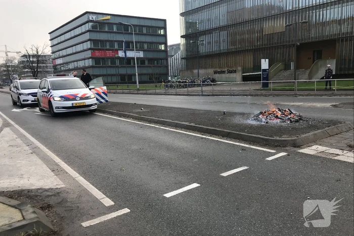 Brandweer blust protestvuur van demonstrerende boeren