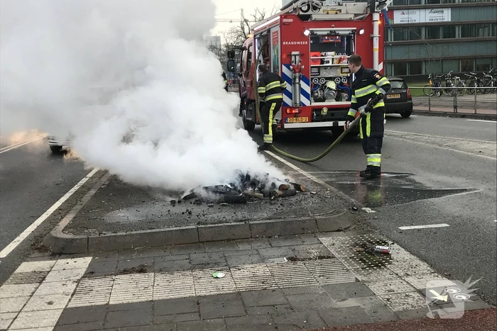 Brandweer blust protestvuur van demonstrerende boeren