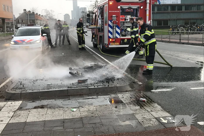 Brandweer blust protestvuur van demonstrerende boeren