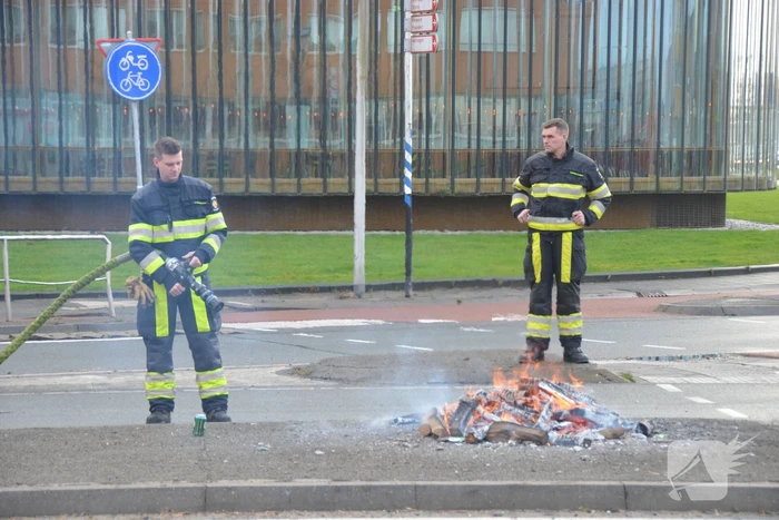 Brandweer blust protestvuur van demonstrerende boeren