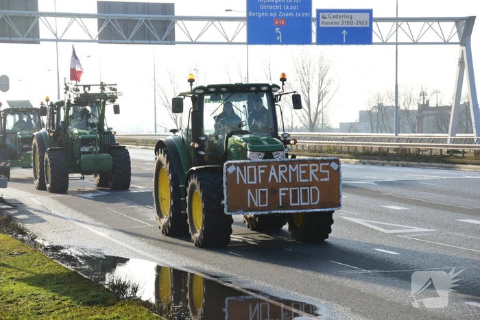 Boerenprotest bij ingang Shell