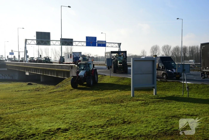 Boerenprotest bij ingang Shell