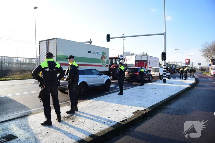 Boerenprotest bij ingang Shell