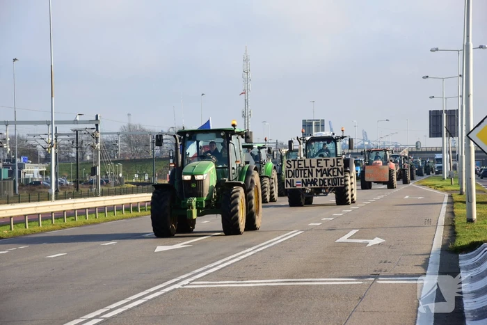 Boerenprotest bij ingang Shell