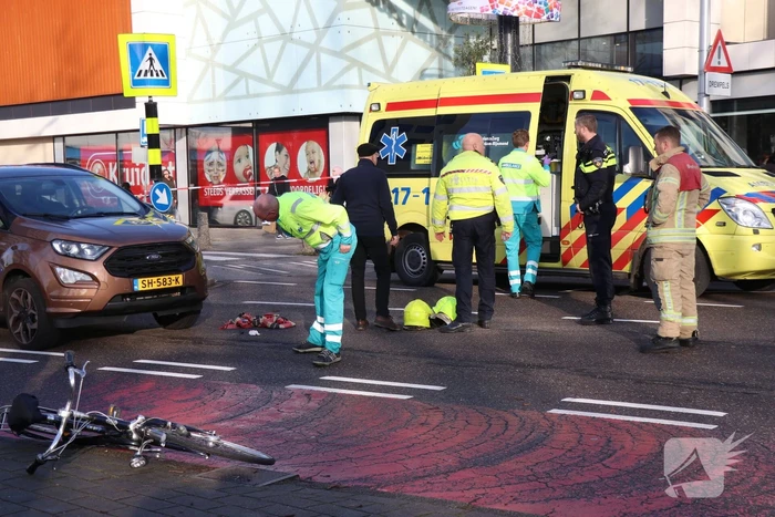 Kind komt onder auto bij aanrijding