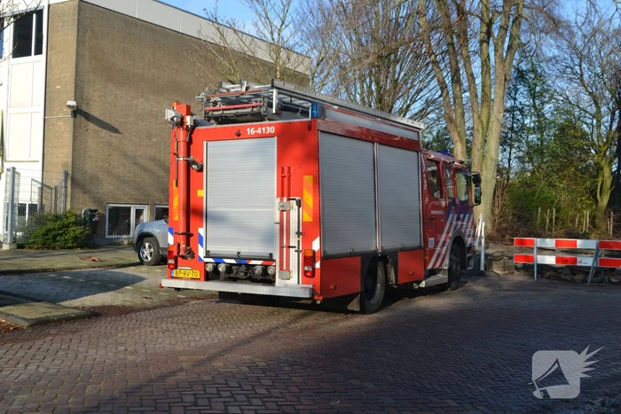 Brandweer verricht metingen na penetrante lucht uit doucheputjes Sportcentre Sahinbas