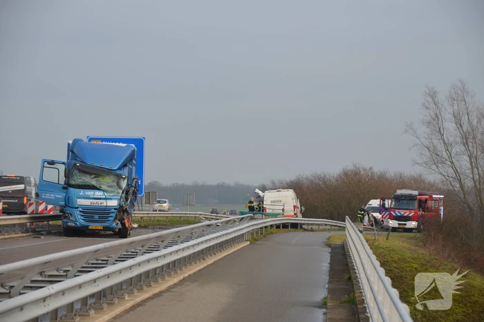 Dode bij ernstig ongeval vrachtwagen en bestelbus Fonejachtbrug