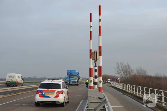 Dode bij ernstig ongeval vrachtwagen en bestelbus Fonejachtbrug