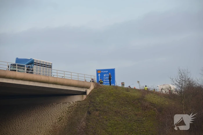 Dode bij ernstig ongeval vrachtwagen en bestelbus Fonejachtbrug