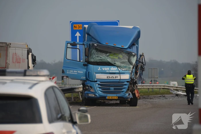 Dode bij ernstig ongeval vrachtwagen en bestelbus Fonejachtbrug