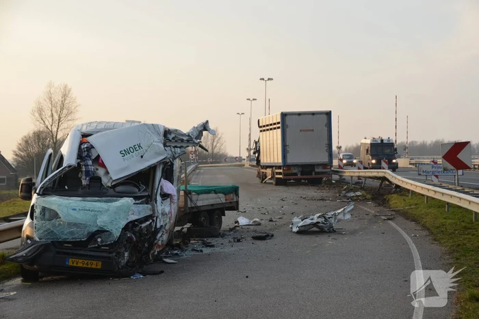 Dode bij ernstig ongeval vrachtwagen en bestelbus Fonejachtbrug