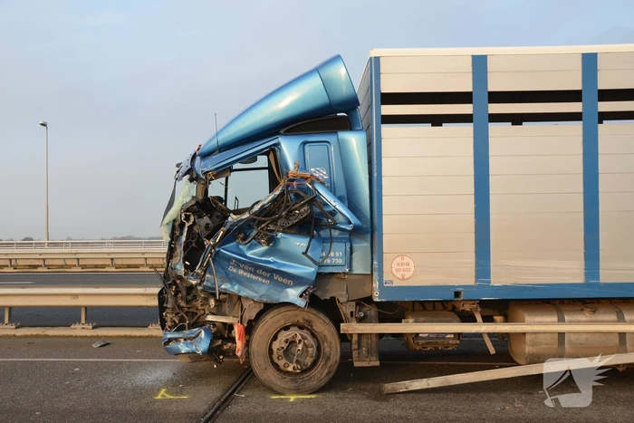 Dode bij ernstig ongeval vrachtwagen en bestelbus Fonejachtbrug