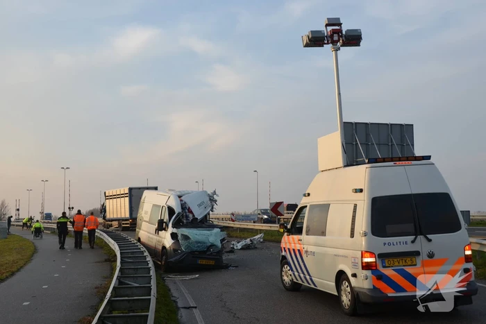 Dode bij ernstig ongeval vrachtwagen en bestelbus Fonejachtbrug