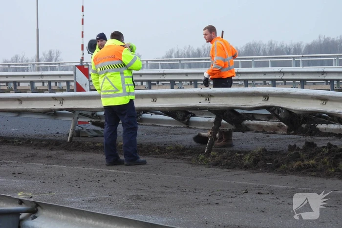 Dode bij ernstig ongeval vrachtwagen en bestelbus Fonejachtbrug