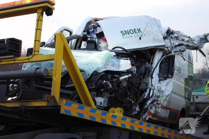 Dode bij ernstig ongeval vrachtwagen en bestelbus Fonejachtbrug