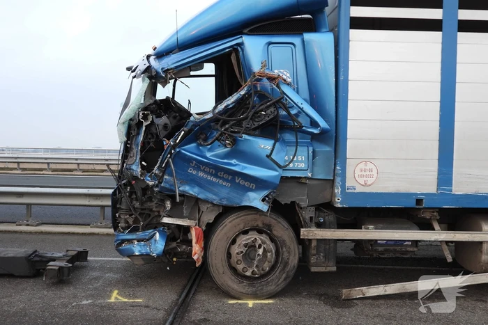 Dode bij ernstig ongeval vrachtwagen en bestelbus Fonejachtbrug