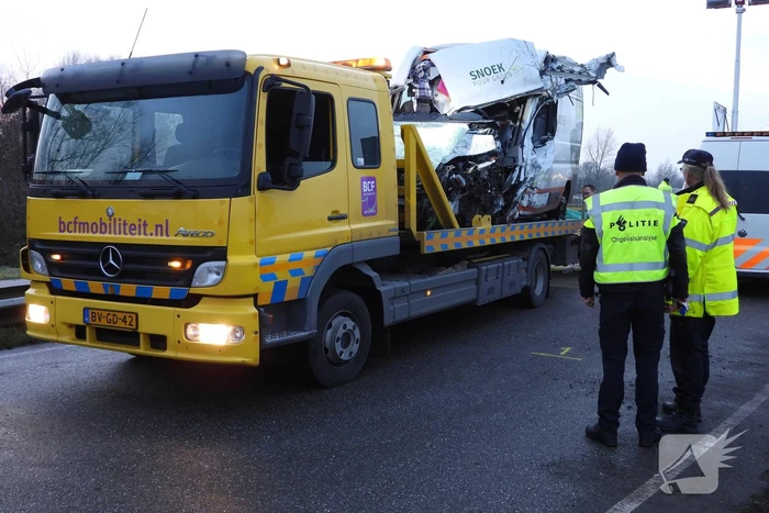 Dode bij ernstig ongeval vrachtwagen en bestelbus Fonejachtbrug