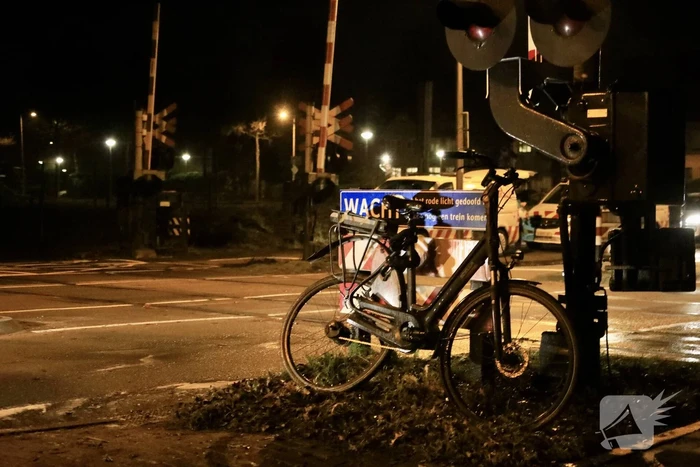 Fietser overleden na aanrijding met trein op spoorwegovergang