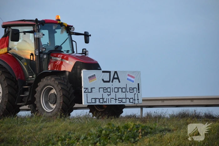 Demonstrerende boeren zorgen voor file en chaos op snelweg