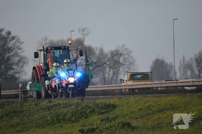 Demonstrerende boeren zorgen voor file en chaos op snelweg