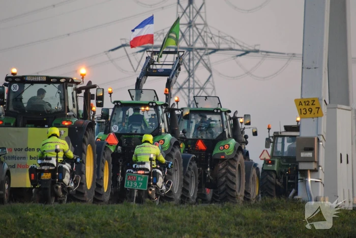 Demonstrerende boeren zorgen voor file en chaos op snelweg