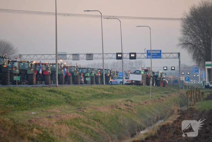 Demonstrerende boeren zorgen voor file en chaos op snelweg