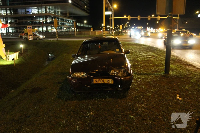 Twee auto's botsen op druk kruispunt