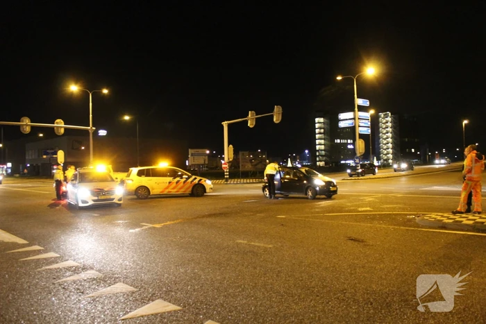 Twee auto's botsen op druk kruispunt