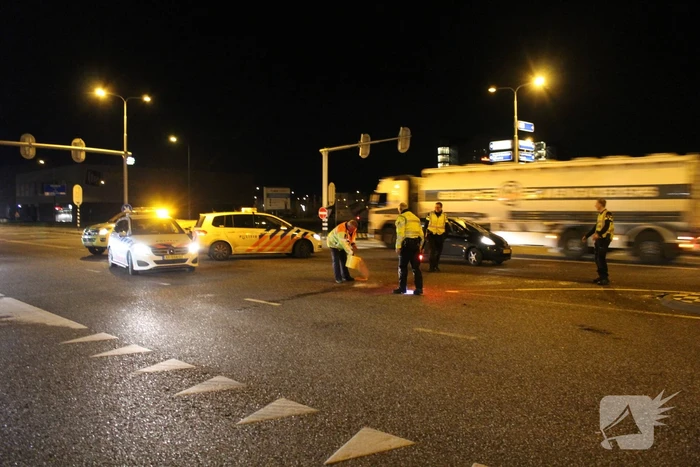 Twee auto's botsen op druk kruispunt