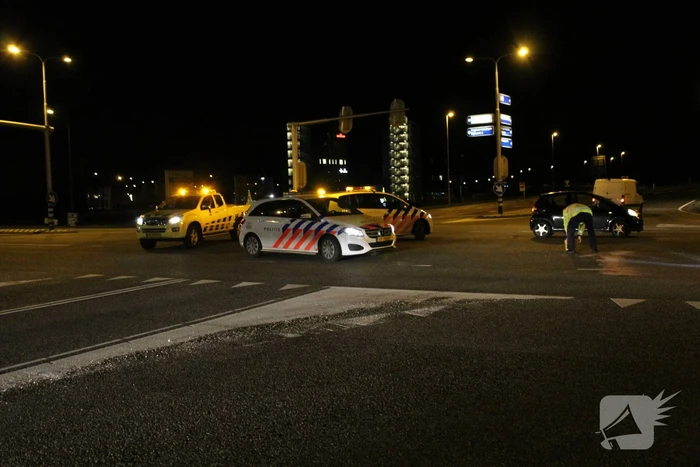 Twee auto's botsen op druk kruispunt