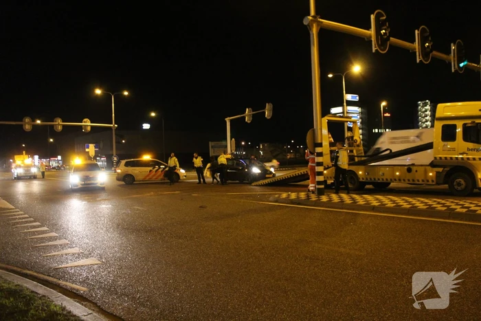 Twee auto's botsen op druk kruispunt