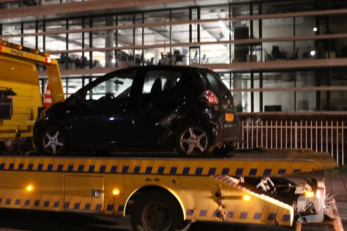 Twee auto's botsen op druk kruispunt