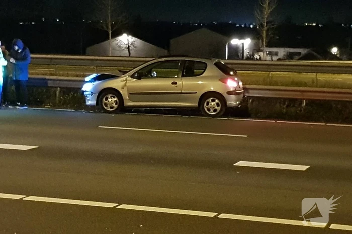 Auto belandt in vangrail