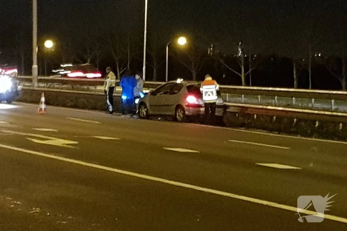 Auto belandt in vangrail