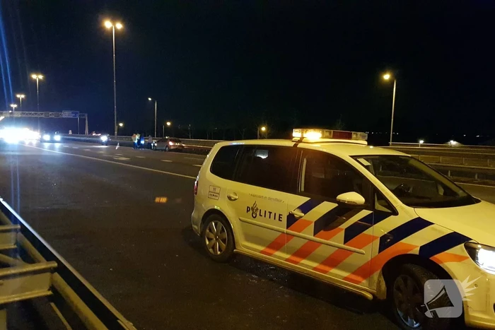 Auto belandt in vangrail