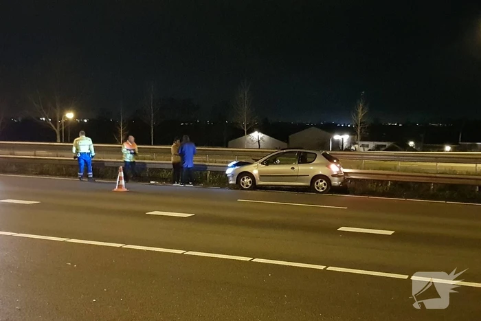 Auto belandt in vangrail